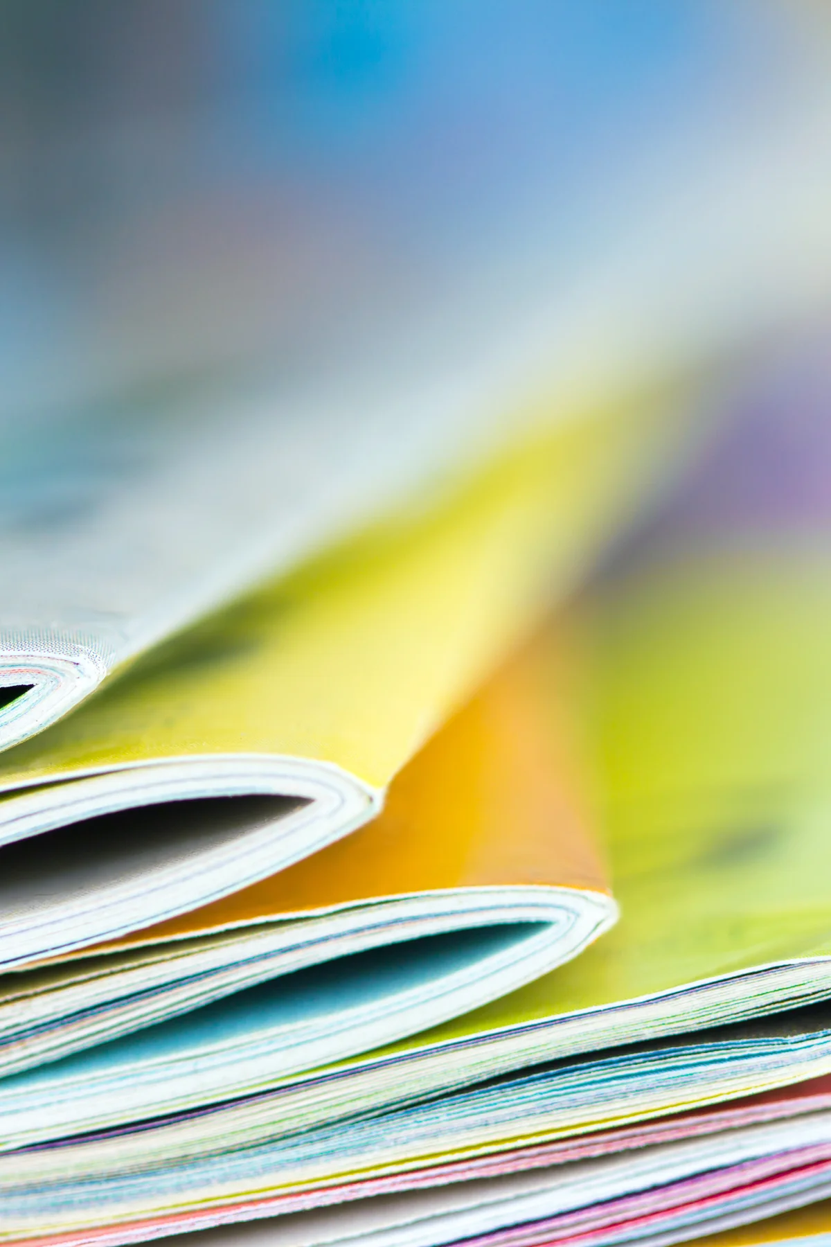 Aufgefächerter Stapel bunter Zeitschriften.