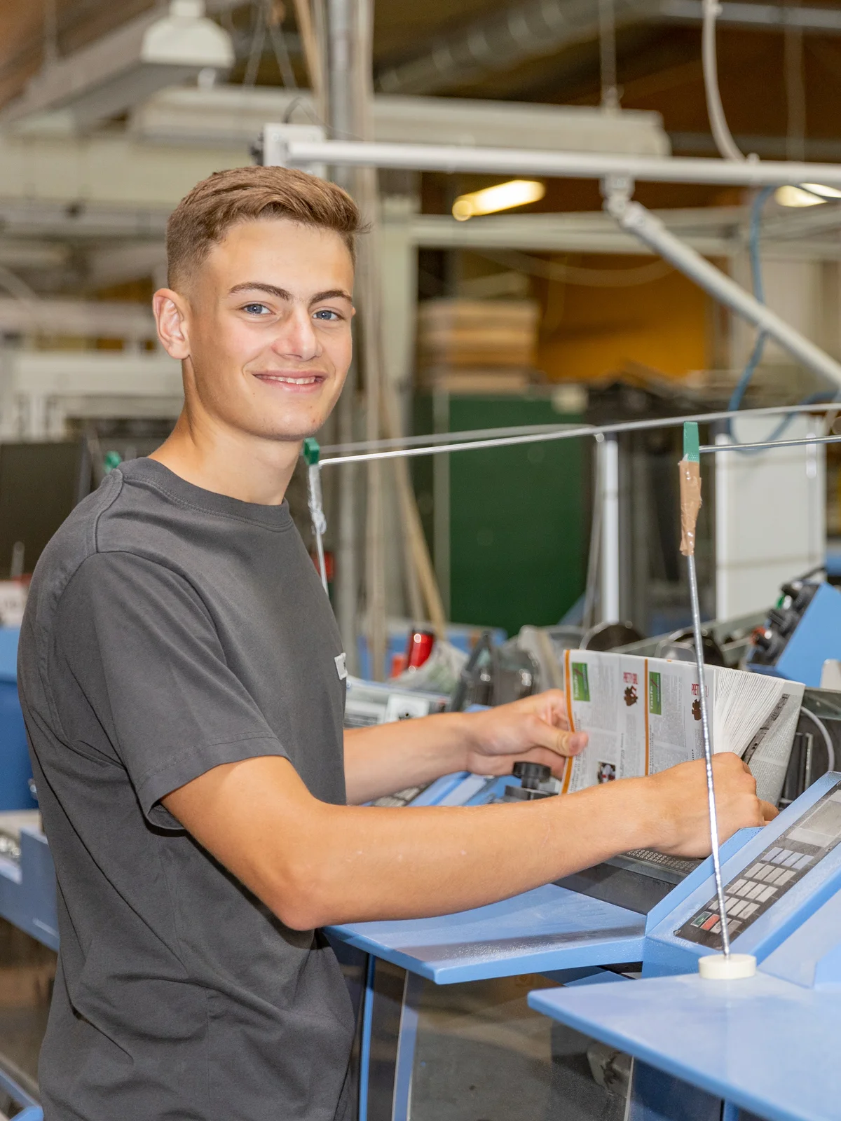 Mitarbeiter arbeitet konzentriert an einem technischen Gerät.