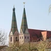 Kirche mit zwei spitzen Türmen und rotem Dach.