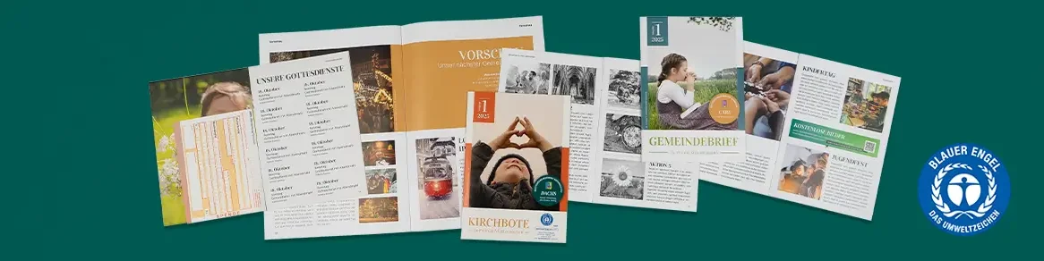 Verschiedene aufgeschlagene und gestapelte Gemeindebrief-Muster vor türkisfarbenem Hintergrund mit dem Siegel Blauer Engel.