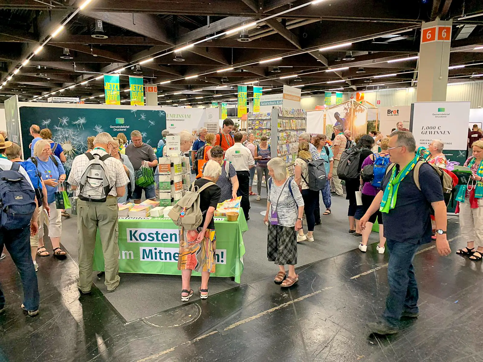 Interessierte am Messestand der GemeindebriefDruckerei